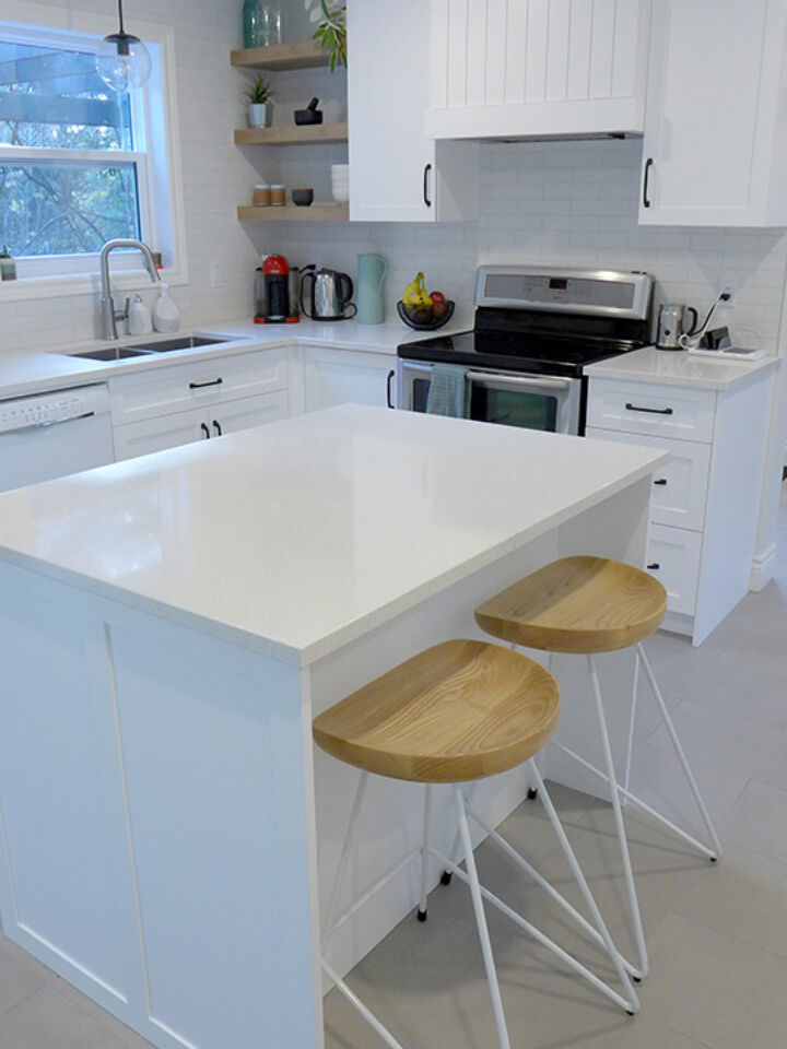 Rénovation d'une résidence secondaire. Cuisine & salle de bains complètement refaites.  Décoration, coloration et nouveaux mobiliers pour toute la maison.