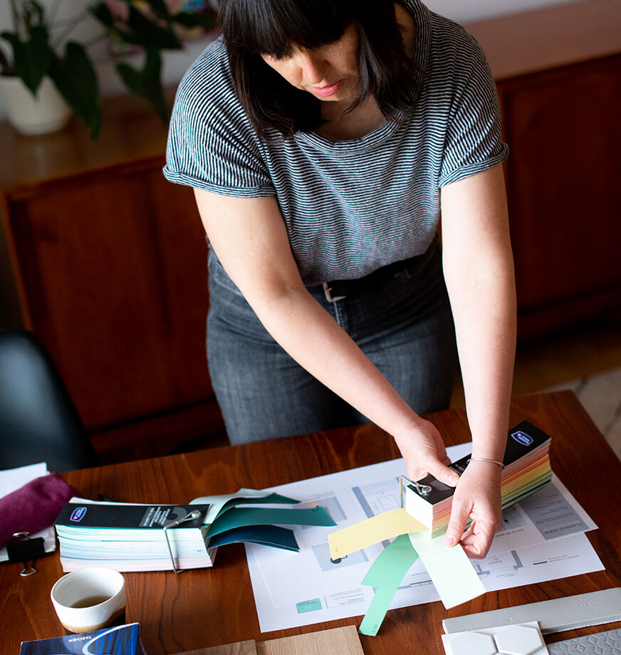 Florence Hupin consultant des plans et des échantillons de matériaux pour un projet de design